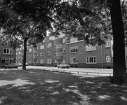 855849 Gezicht op de voorgevels van de woningen Albert Neuhuijsstraat 1 (rechts)- hoger te Utrecht, vanaf het plantsoen ...